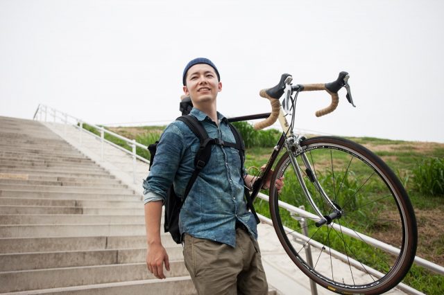 自転車をかつぐ男